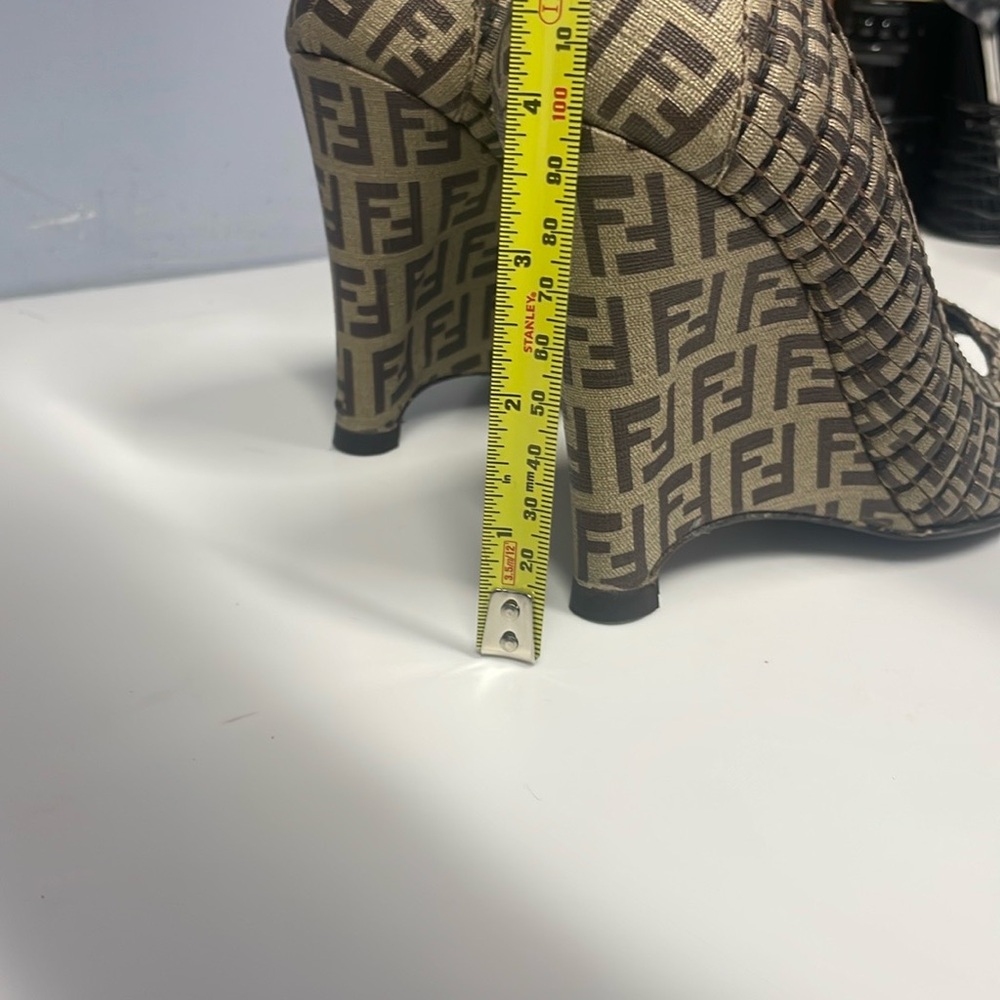 FENDI Women's Black and Tan Pumps. Size 5 - Picture 10 of 11